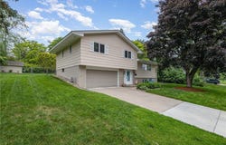 2205 Valders Avenue N, Golden Valley, MN 55427