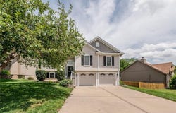 207 Woodhaven Drive, Smithville, MO 64089