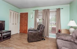 700 Glengarry Dr, Fairdale, KY 40118