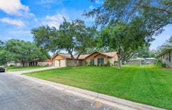 108 Meadow Creek Dr, Schulenburg, TX 78956
