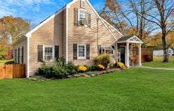 2 Sloan Ln, Lebanon Boro, NJ 08833-2159