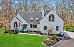 2 Cathedral Court, Middle Island, NY 11953