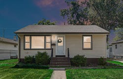 206 N Oakwood Drive, Griffith, IN 46319