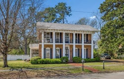 140 N MAURY St, Holly Springs, MS 38635