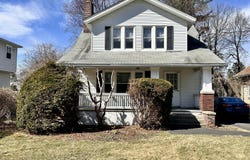 11 Middlesex Road, East Greenbush, NY 12061