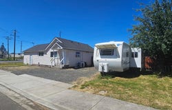 680 S 5TH St, Harrisburg, OR 97446