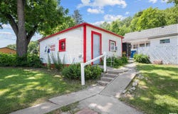 1204 N CODY Road, Le Claire, IA 52753
