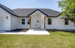 233 Lakeshore Drive, Runaway Bay, TX 76426