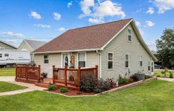 505 E 2nd St, Vinton, IA 52349
