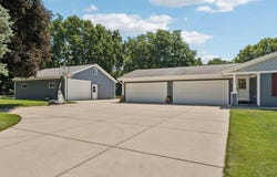 1402 Parry Ln, Hartland, WI 53029