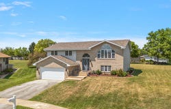 2722 Painted Leaf Court, Crown Point, IN 46307