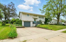 109 Dorothy Ln, LoneTree, IA 52755