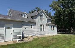 201 2nd Ave, Canistota, SD 57012