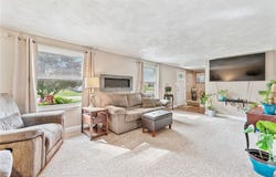 713 Courtview Dr, Hempfield Twp, PA 15601