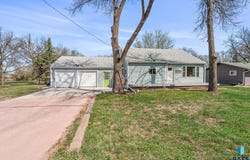 500 E Willow St, Harrisburg, SD 57032