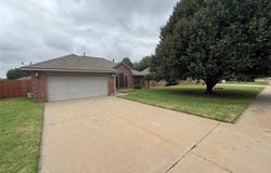 601 N Chisholm Trail Way, Mustang, OK 73064