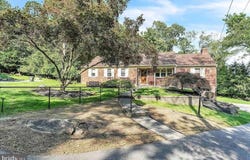 4 OAK CIRCLE, NEWTOWN SQUARE, PA 19073