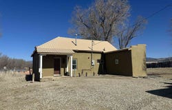 427 Herdner, Taos, NM 87571