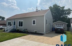 305 S Elm St, Lennox, SD 57039