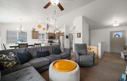 2221 S Creekview Ave, Sioux Falls, SD 57106