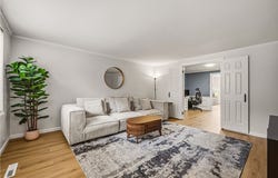 1541 Pineview Dr, Upper St Clair, PA 15241