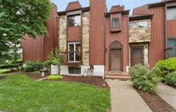 35 BENNINGTON SQ., Washington Twp., NJ 07840-4207