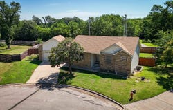5 N Woodland Ct, Mount Hope, KS 67108
