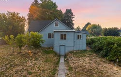 146 D St, Woodburn, OR 97071