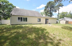 3 Willow CT, Medford, NY 11763