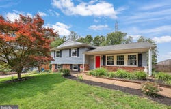 702 WILLIAMSBURG ROAD, STERLING, VA 20164