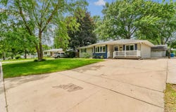 2742 Crestline Avenue, Waterloo, IA 50702