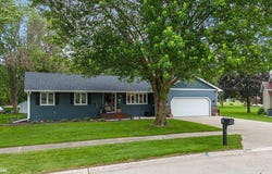 8 Williamsburg Cir, Mason City, IA 50401