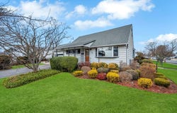 10 Jerome Avenue, Hicksville, NY 11801