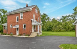 26 Overlook Ln, Bessemer, PA 16112