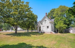 1054 State Road, West Tisbury, MA 02575