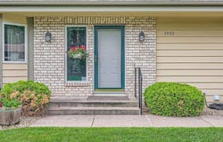 1933 Crown Point Drive, Mendota Heights, MN 55118