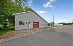 20 S Renville Street, Winthrop, MN 55396
