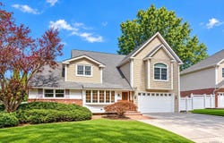 43 North Drive, Westbury, NY 11590