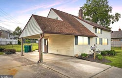 9 RUSTLEAF LANE, LEVITTOWN, PA 19055