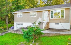 27 Minnehaha Boulevard, Oakland, NJ 07436