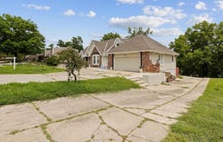 7007 Lakeshore Drive, Raytown, MO 64133