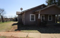 106 E Magnolia Avenue, Electra, TX 76360