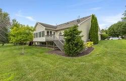74 Brentwood Dr, IA 52245