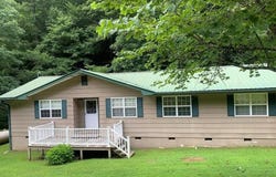 205 Little Leatherwood Road, Lost Creek, KY 41348