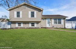 1233 Pacific Avenue, Beachwood, NJ 08722