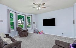 828 S Valley Drive, Lansing, KS 66043
