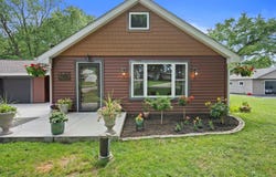 W378s5089 W Pretty Lake Rd, Dousman, WI 53118