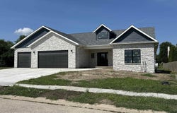 121 RAMBLEWOOD Drive, Chatham, IL 62629