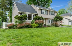10 Lauri Lane, Middlesex, NJ 08846