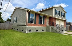 532 OAKWOOD Drive, Gretna, LA 70056